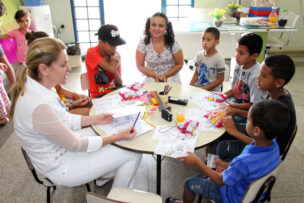 Crianças recebendo orientações durante atividades recreativas desenvolvidas juntamente com a equipe de médicos e enfermeiras da UBS