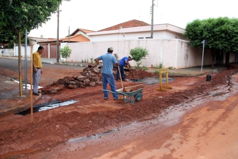Canaleta de Concreto sendo construida a68e4