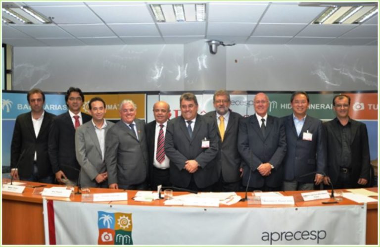 A foto destaca a nova diretoria da Aprecesp