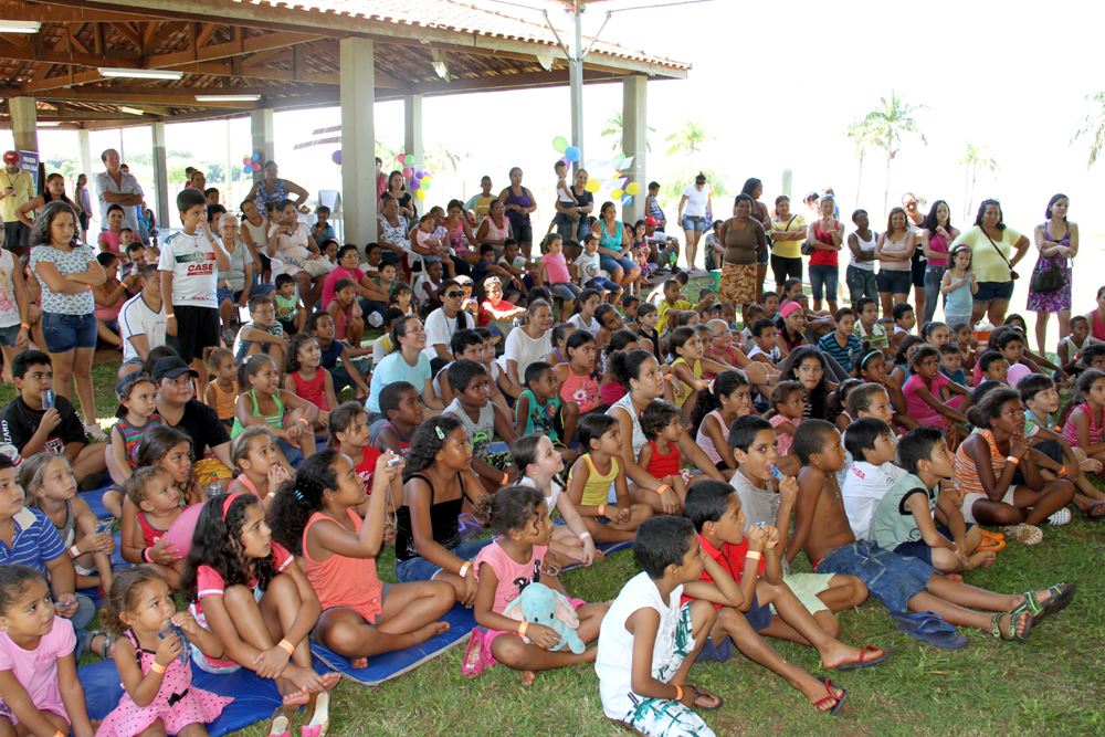 A foto destaca o público presente no encerramento do projeto Saúde nas Férias, que aconteceu no último sabádo (19) na Praia Municipal Pôr-do-sol