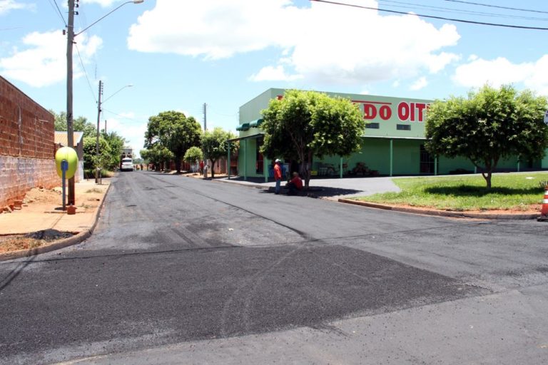 Obras de recapeamento sendo realizadas na cidade