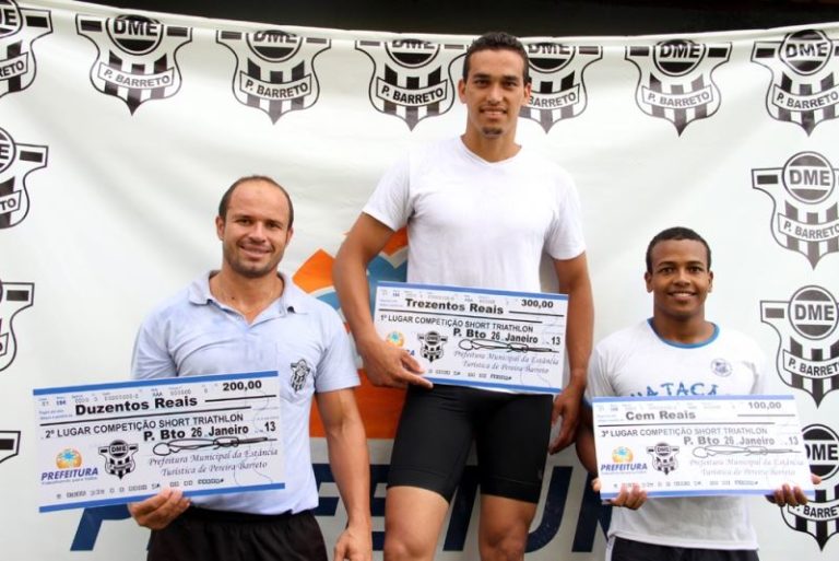 A foto destaca os triatletas Fagner Buzzetti que venceu a prova com o tempo de 15’20”, no segundo lugar chegou André Prevital de Souza, com tempo de 17’10”, terceiro colocado Jonas da Silva S. Rosa, com o tempo de 17’42”