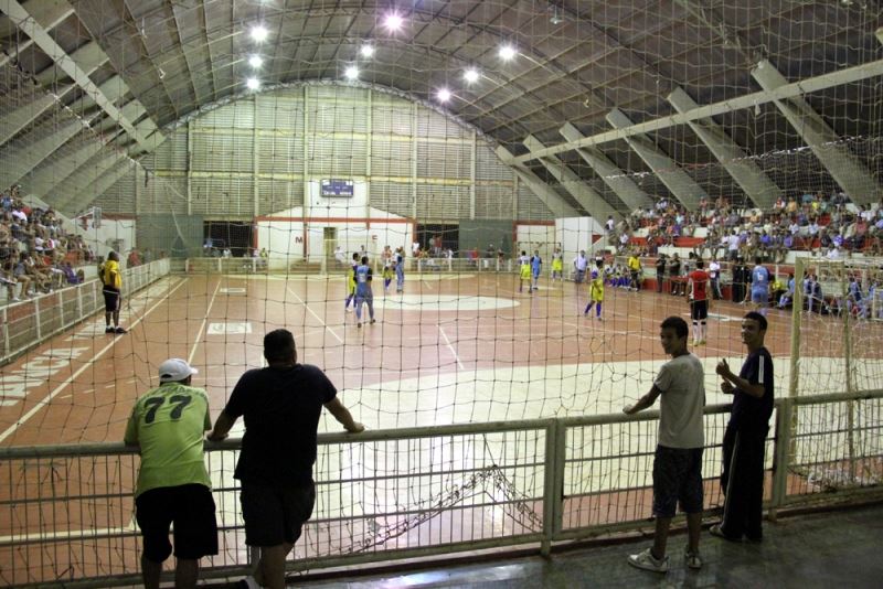 Lance da partida válida pelas quartas-de-final do Campeonato Municipal de Futsal Amador de Férias 2013.