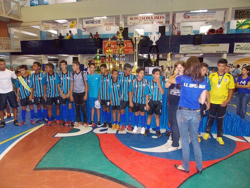 A foto destaca a equipe de Pereira Barreto, recebendo o troféu de Vice-campeão