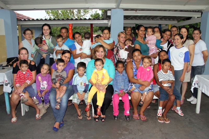 Equipe da Secretaria de Educação com as mães e alunos da CMEI Saci-Pererê