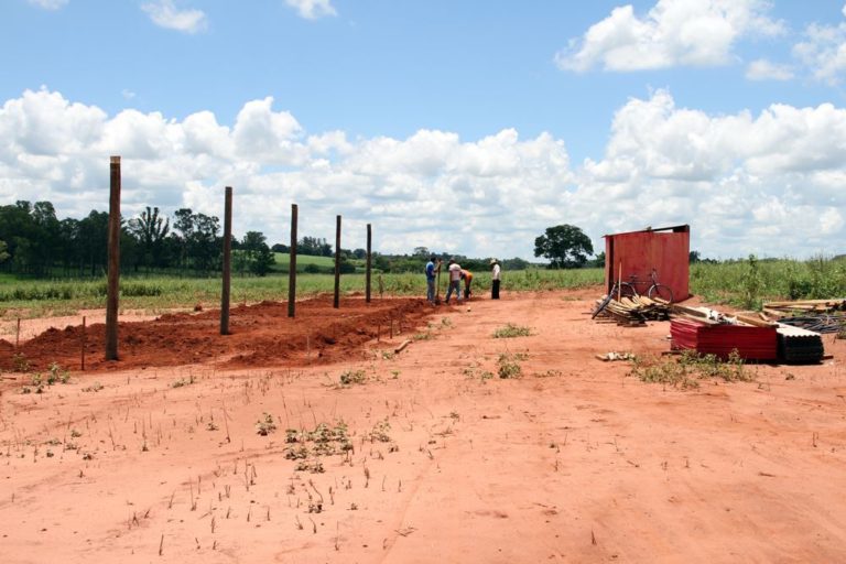 A foto destaca o inicio da construção do Galpão que será usado como deposito de materiais