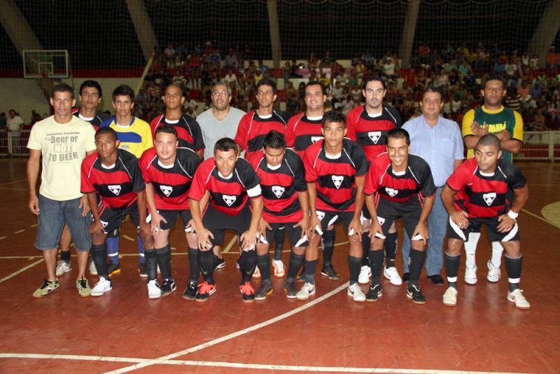 A foto desta a equipe do PEBE-Drogaria Aliança campeã pelo segundo ano consecutivo no Campeonato Amador deFutsal de Férias