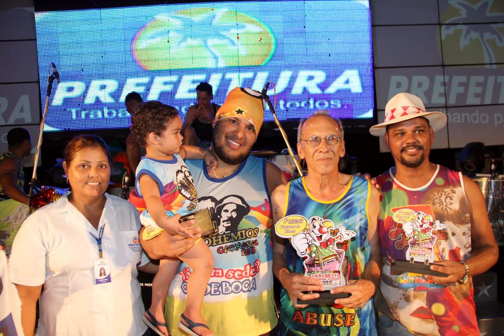  A foto destaca os representantes dos blocos vencedores durante a premiação com a Assessora de Turismo Cristina Bueno Tereza