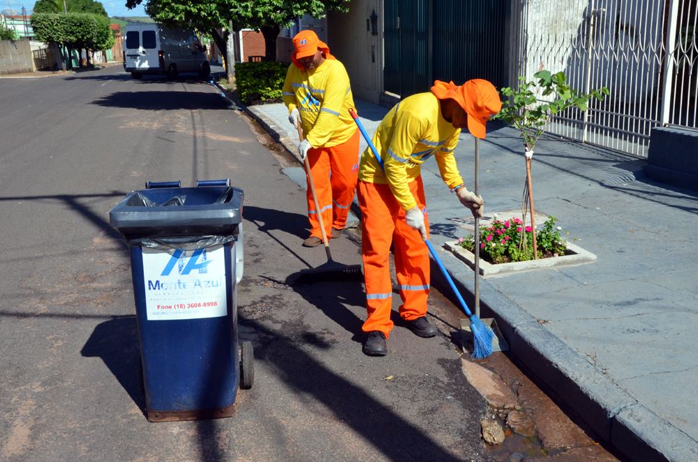 Funcionários da Empresa Monte Azul, realizando serviço de varrição em via pública da cidade