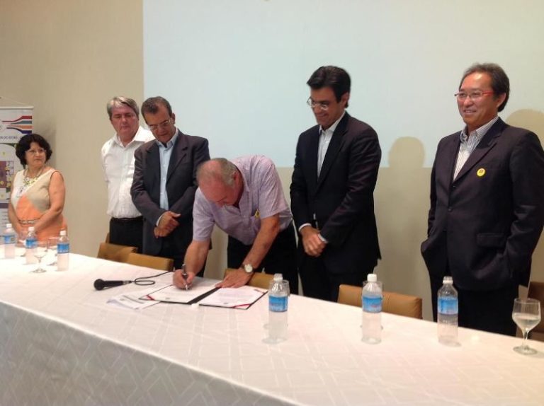O Prefeito Arnaldo Shigueyuki Enomoto compôs a mesa das autoridades como Presidente da Amensp (Associação dos Municípios do Extremo Noroeste do Estado de São Paulo)