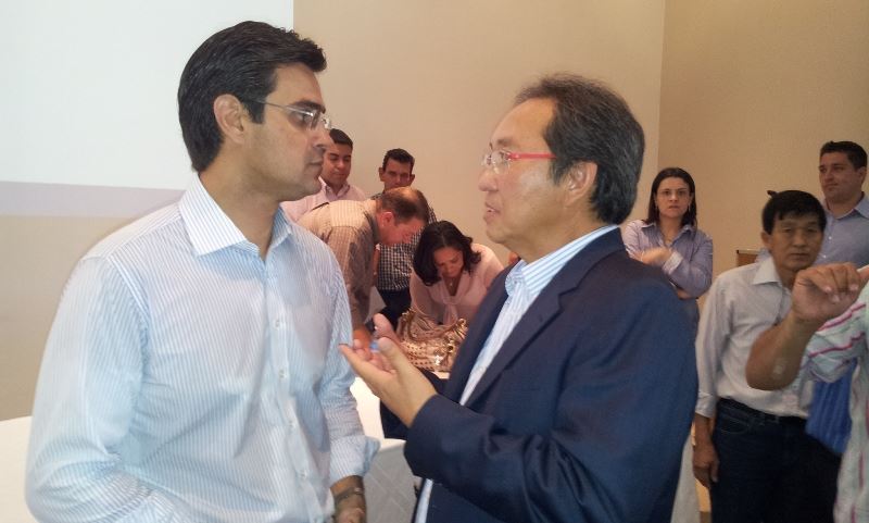 A foto destaca o Secretário de Desenvolvimento Social Rodrigo Garcia e o Prefeito Arnaldo Shigueyuki Enomoto