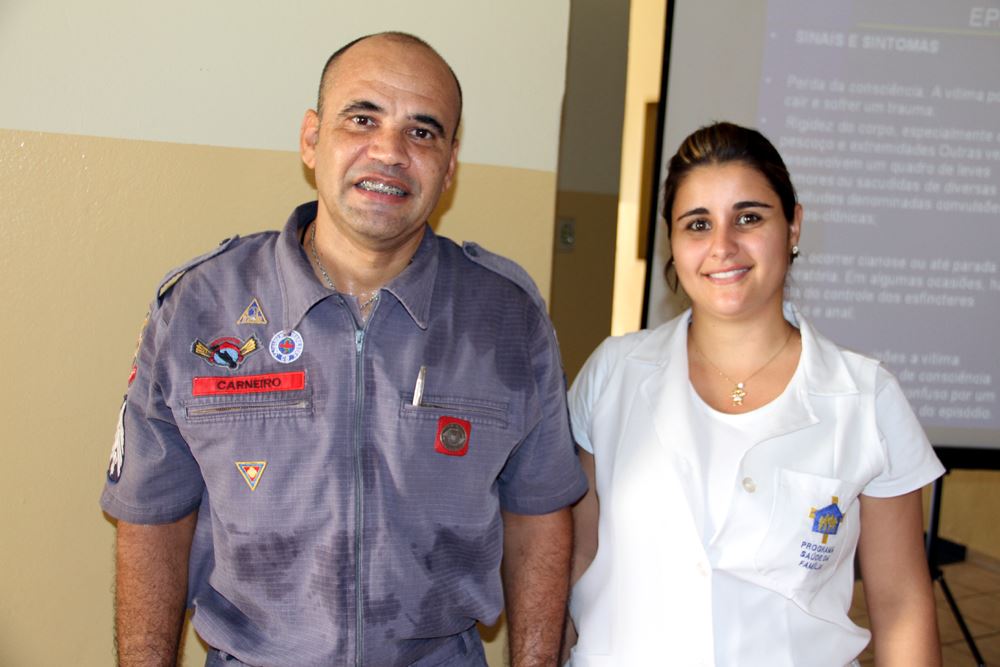 1° Sargento do Corpo de Bombeiros de Pereira Barreto, Marcio Carneiro e a enfermeira do PFS Qualis Rural, Fernanda Soler Mioto