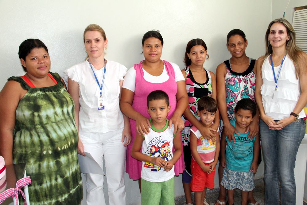 Dr. Ana Elisa Suman e a Dr. Elaine Giovanini, com as gestantes que participaram  da palestra sobre cuidados com a higiene bucal