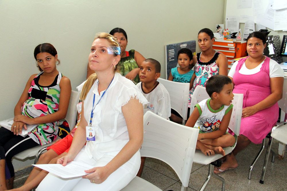 A Dr. Ana Elisa Suman, durante palestra com gestantes sobre cuidados com a higiene bucal