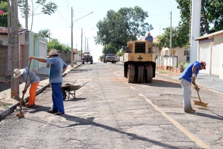 Funcionário da Prefeitura Municipal executando a limpeza do local