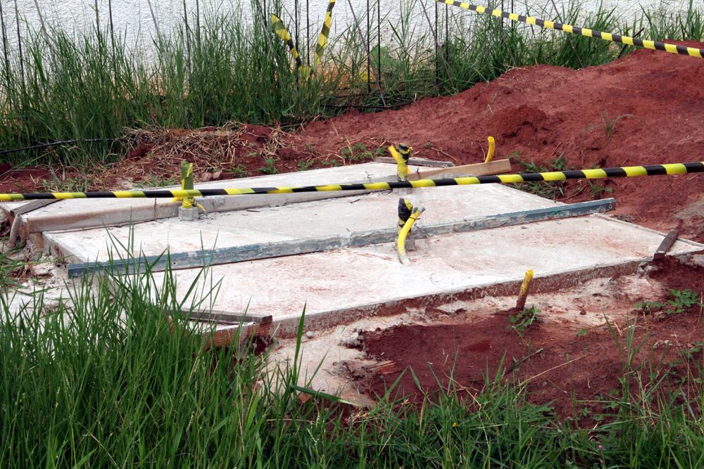 Base de concreto da torre de transmissão e recepção de dados