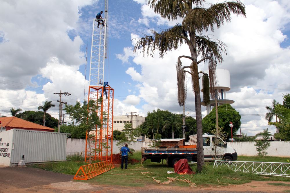 Torre de transmissão e recepção de dados sendo instalada no Paço Municipal "Francisco Vidal Martins"