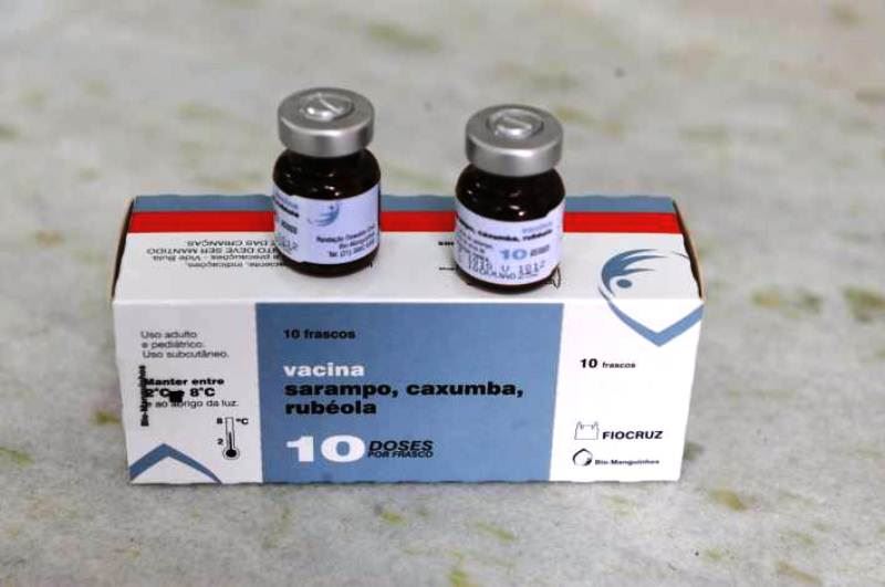 A profilaxia contra sarampo (measles), caxumba (mumps) e rubéola (rubella) pode ser feita com a MMR (SRC ou "tríplice viral")