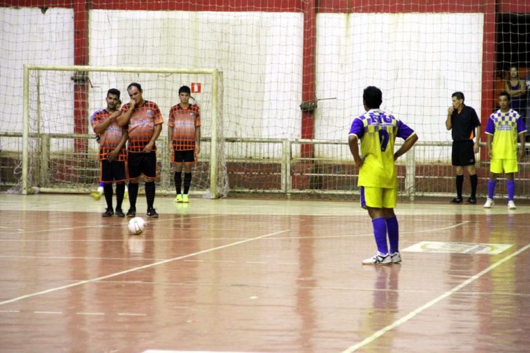Lance de uma das partidas válidas pela última rodada do Regional de Futsal 2013
