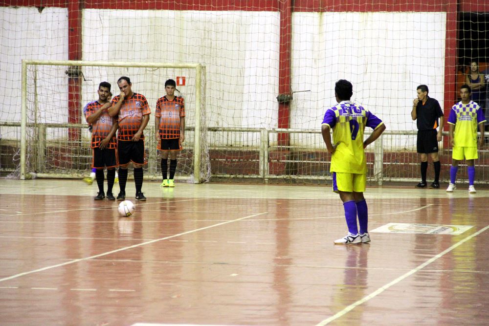 Lance de uma das partidas válidas pela última rodada do Regional de Futsal 2013