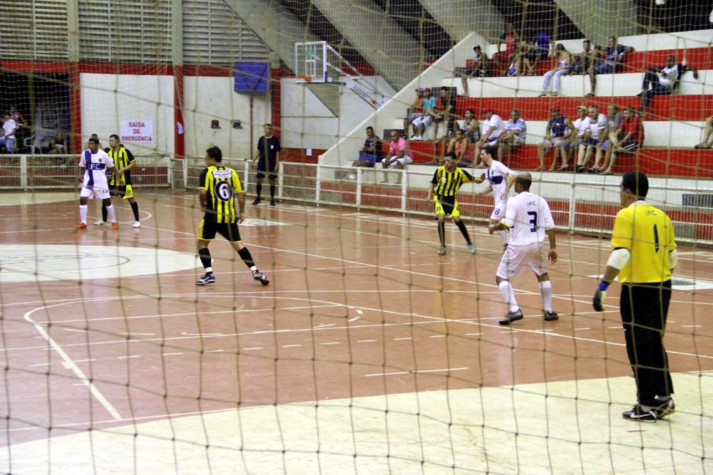Lance do jogo desta quarta-feira (28) entre JOVEC/Lojas Francine e Mirandópolis que terminou empatada