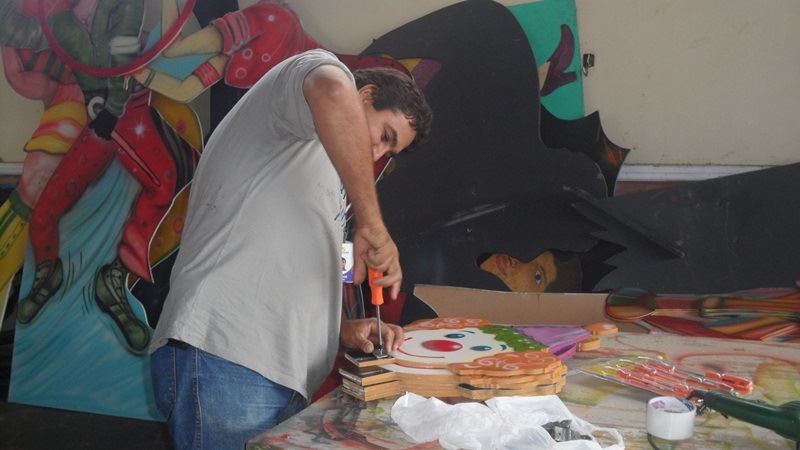 Fúncionario da Prefeitura Municipal preparando as decorações do carnaval de Pereira Barreto 