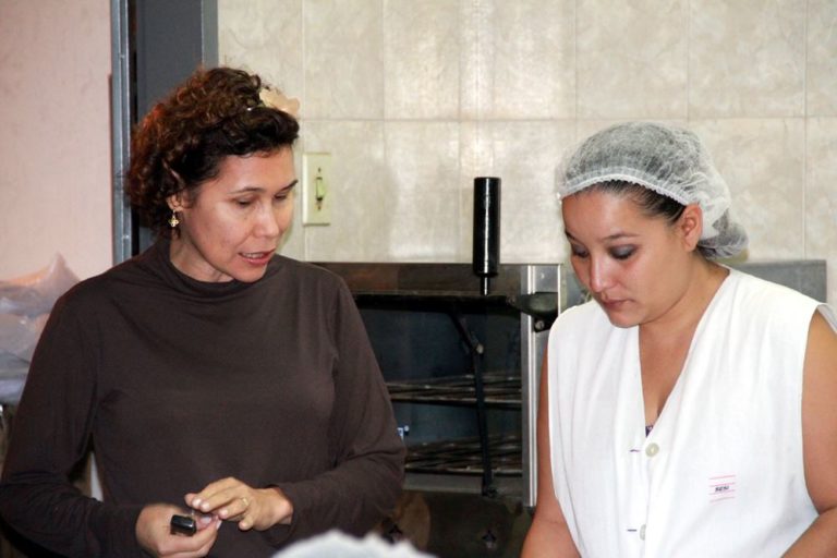 Foto de Arquivo destaca a Secretária de Turismo, Cultura e Desenvolvimento Econômico, Maria Lucia de Freitas Sossolote, coma Instrutora do SENAI