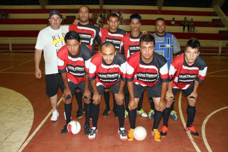A foto destaca a equipe Moleke Traveso eu venceu a equipe do SINDICATO/Prefeitura