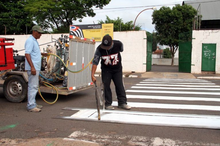 Serviços de sinalização e pinturas de faixas de pedestres nas proximidades da E.E. Agnes Liedtke