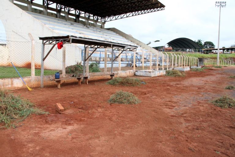 O serviço de limpeza está sendo realizado em todos os campos de futebol da cidade
