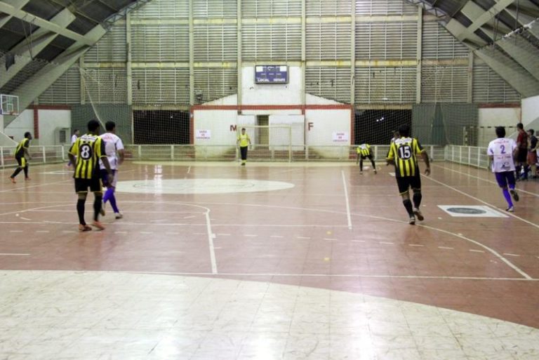 Lance da partida realizada na noite desta segunda-feira