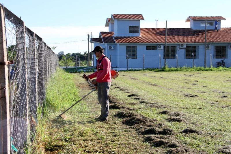 Limpeza do campo de futebol municipal do bairro Vila Floriano