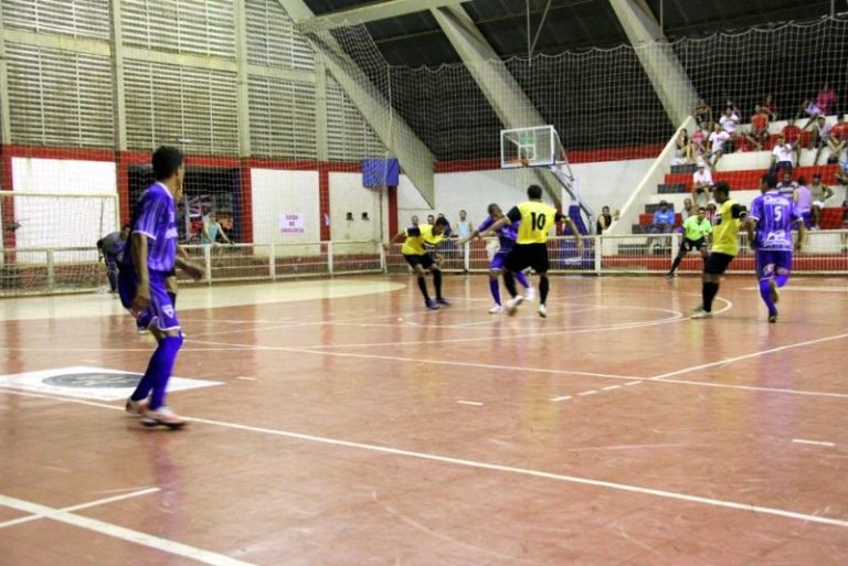 Lance da partida que o PEBEC/Drogaria Aliança venceu a equipe Moleke Travesso, pelo placar de 3x2