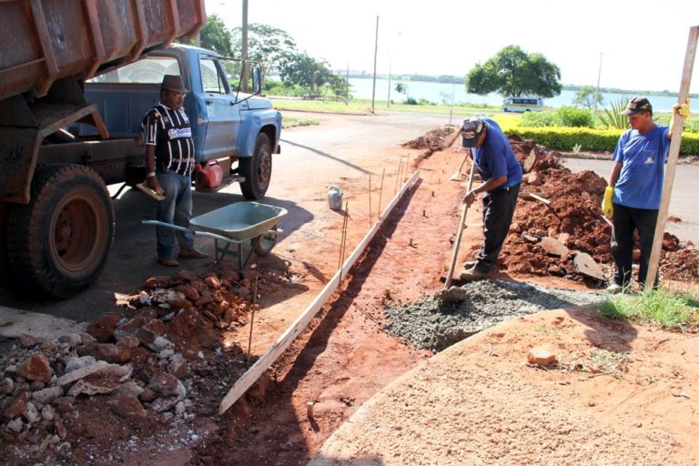 Canaleta de concreto sendo construída no cruzamento da Av. Gregório Sulian com a Rua Emilio Chiesa