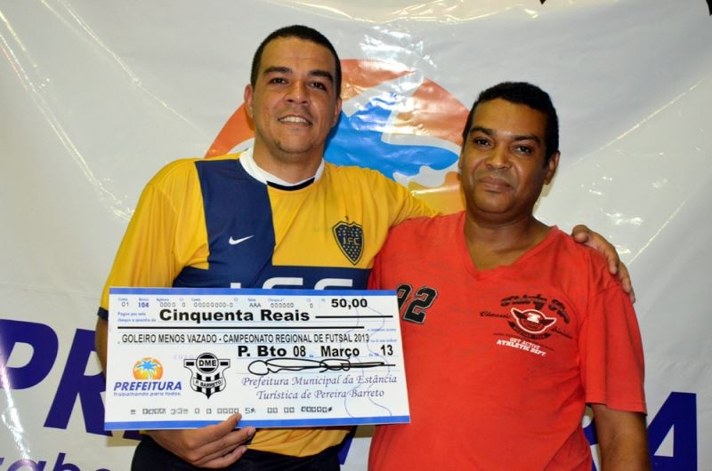 A foto destaca o Goleiro menos vazado do Campeonato Humberto Guimarães 