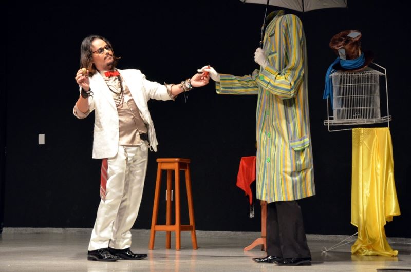 A Sala de Teatro "Cid Chagas" recebeu um esptáculo de magia e ilusionismo para celebrar o Dia Internacional da Mulher 57080