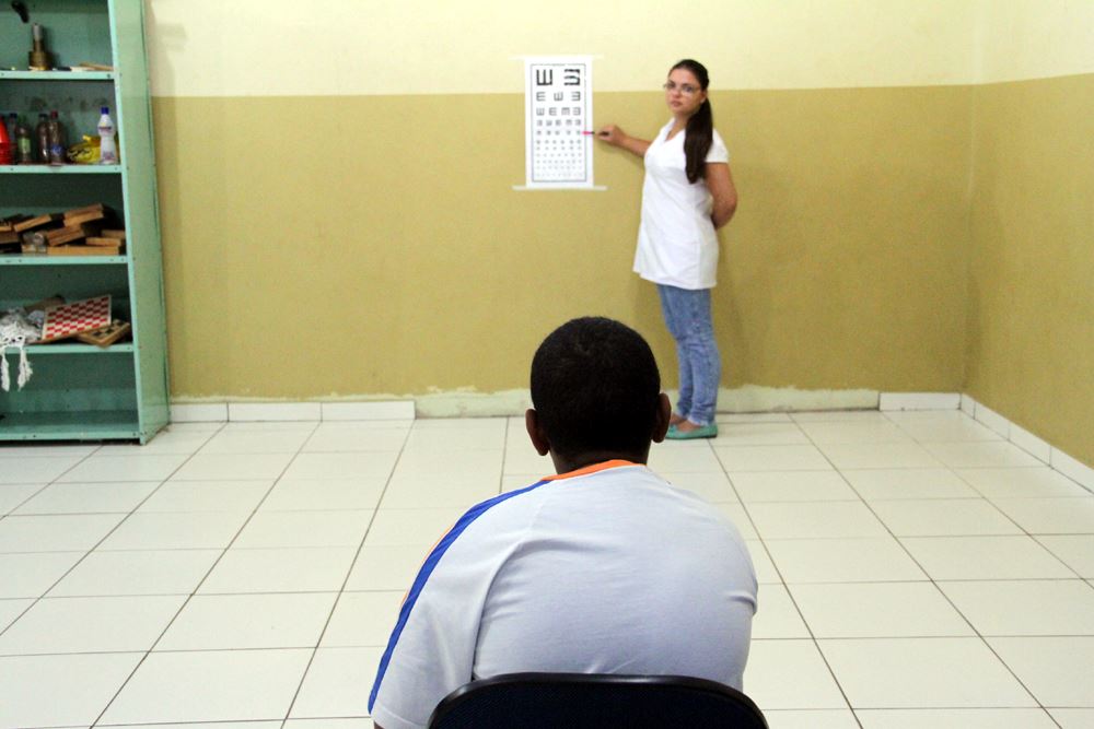 As equipes das unidades básicas de saúde estão realizando nas escolas de Ensino Fundamental e Médio, a Acuidade Visual (AV) (trata-se de quando o olho reconhece dois pontos muito próximos uns dos outros, tornando a visão incômoda e a pessoa sente dificuldade em enxergar formas e contornos dos objetos). 