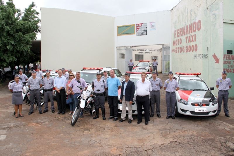 A foto destaca o Prefeito Arnaldo S. Enomoto e as novas viaturas cedidas pelo Governo Estadual