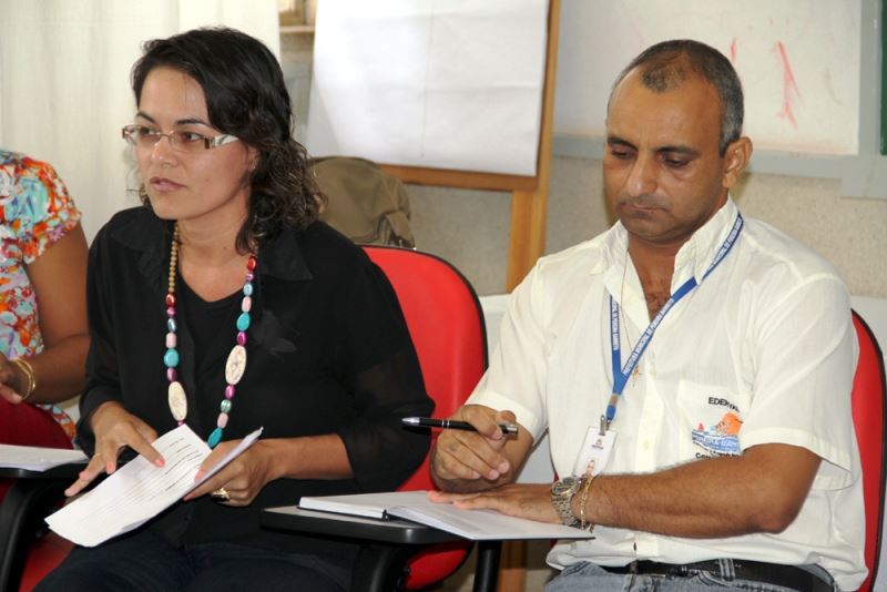 1-	Foto: Liegie Tada, Diretora de Atenção Básica e o Chefe do controle Municipal de Vetores, Ederval Martins Loriano, durante a reunião do Comitê Municipal de Mobilização Social no Combate à Dengue, realizado na última semana 