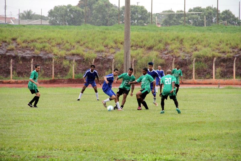 Foto - Lance da primeira partida do Campeonato de Futebol realizada na manhã de domingo no Estadio Joaquim Francisco Dias - Sabiá 9440a