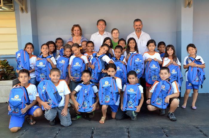 Foto de Arquivo destaca a entrega de Kit Escolar e Kit de Higiene Bucal aos alunos da Emeb Maria Elza de Aguiar Domingues, no ano de 2012