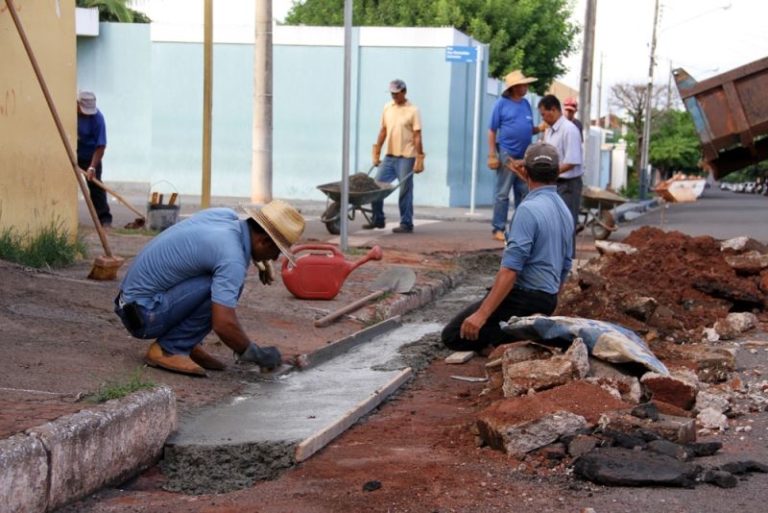 Canaleta de concreto sendo contruida no centro da cidade