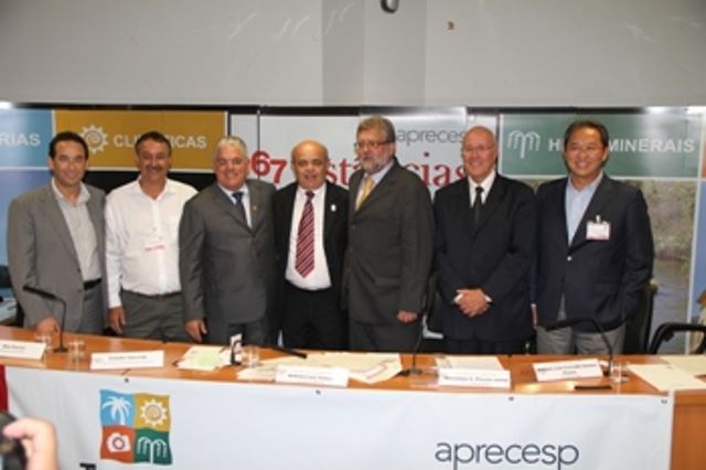 A foto destaca a nova diretoria da APRESESP