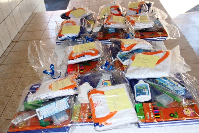 kits e uniformes escolares que estão sendo entregues aos alunos da rede municipal de ensino