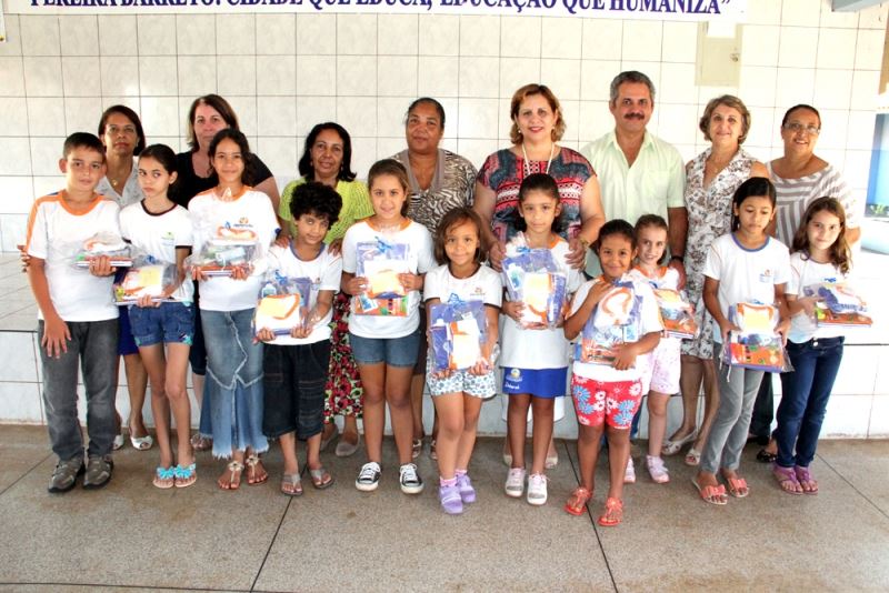 Vice-Prefeita Municipal e Secretária de Educação, Marialba da Glória Garcia Carneiro, com gestores, professores e alunos da EMEB Maria Elza de Aguiar Domingues 