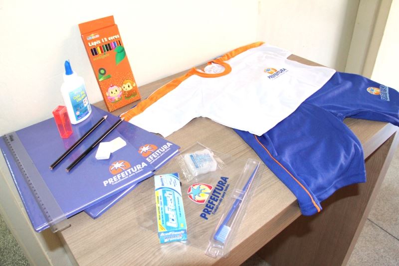  kits e uniformes escolares dos alunos da rede municipal de ensino