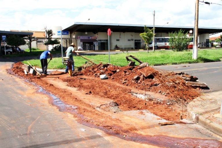 A foto destaca a construção de canaletas de concreto entre as ruas Rodrigues Alves e Fauzi Kassim