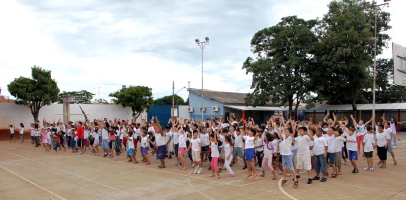 Alunos e professores da EMEB Celda Mello de Oliveira participaram das atividades físicas da Semana Saúde em Movimento