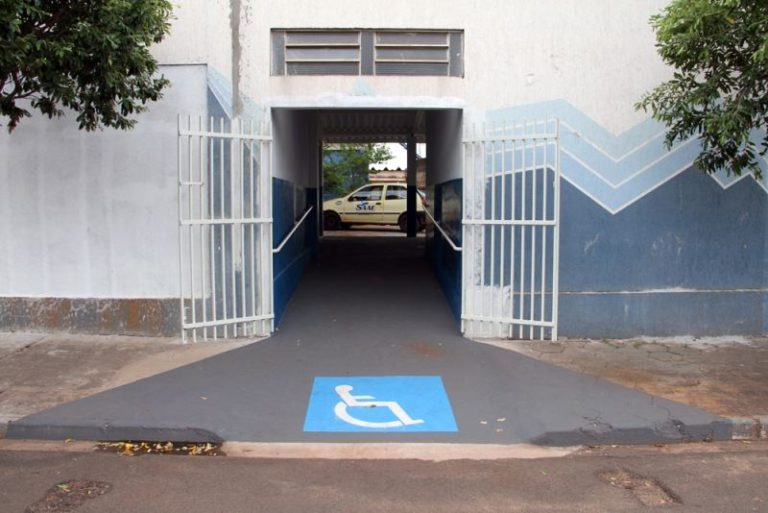 Foto: Rampa construída na entrada principal do SAAE