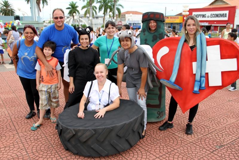 Foto: Bonecos caracterizados com os temas do evento e membros da Escola da Família das Escolas Cel. “Francisco Schimdt ” e “Agnes Liedtke”  